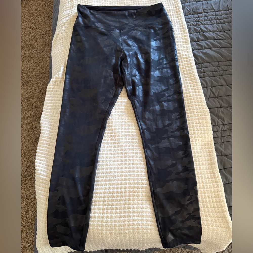 Simply Vera Vera Wang Black Camo Leggings